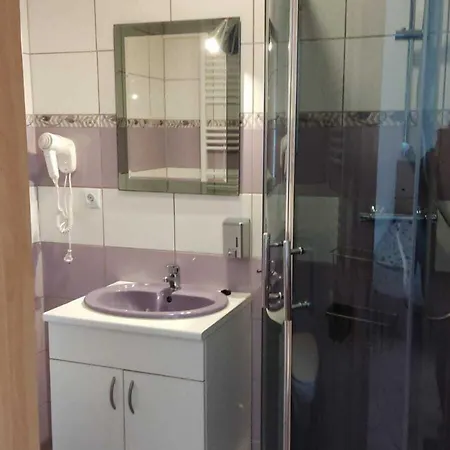 Dom Goscinny Gerus 3* Plawna (Lwowek)