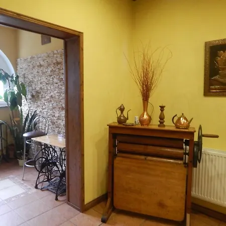 Bed & Breakfast Dom Goscinny Gerus Plawna (Lwowek)